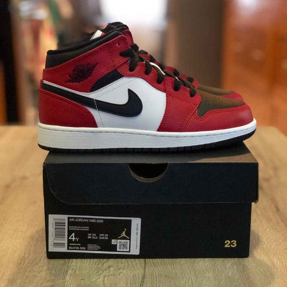 ๐SOLD๐Air Jordan 1 Mid GS Chicago 554725-069 - Picture 1 of 11